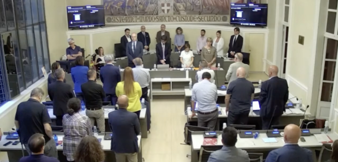 Consiglio comunale minuto di silenzio Berlusconi