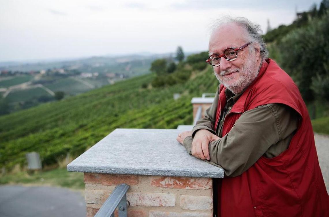 Edoardo Raspelli tra i vigneti di Calosso