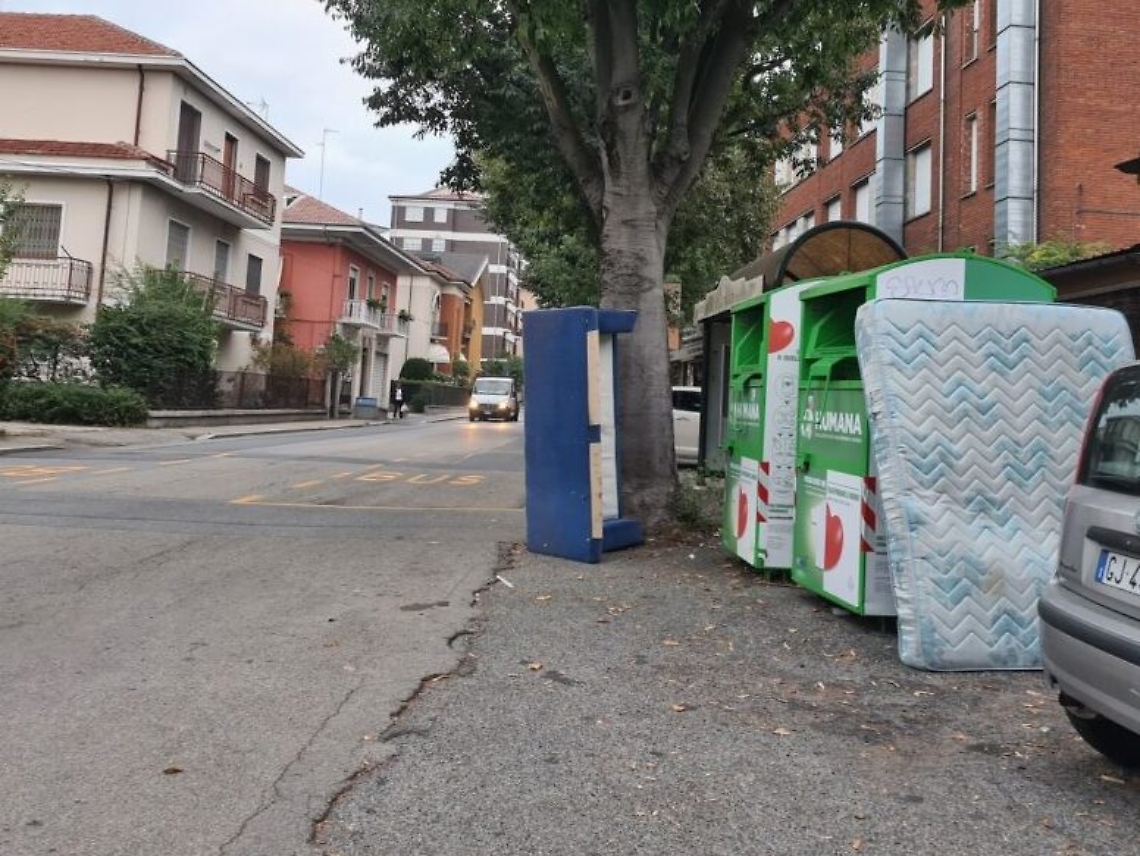 via Corridoni divano