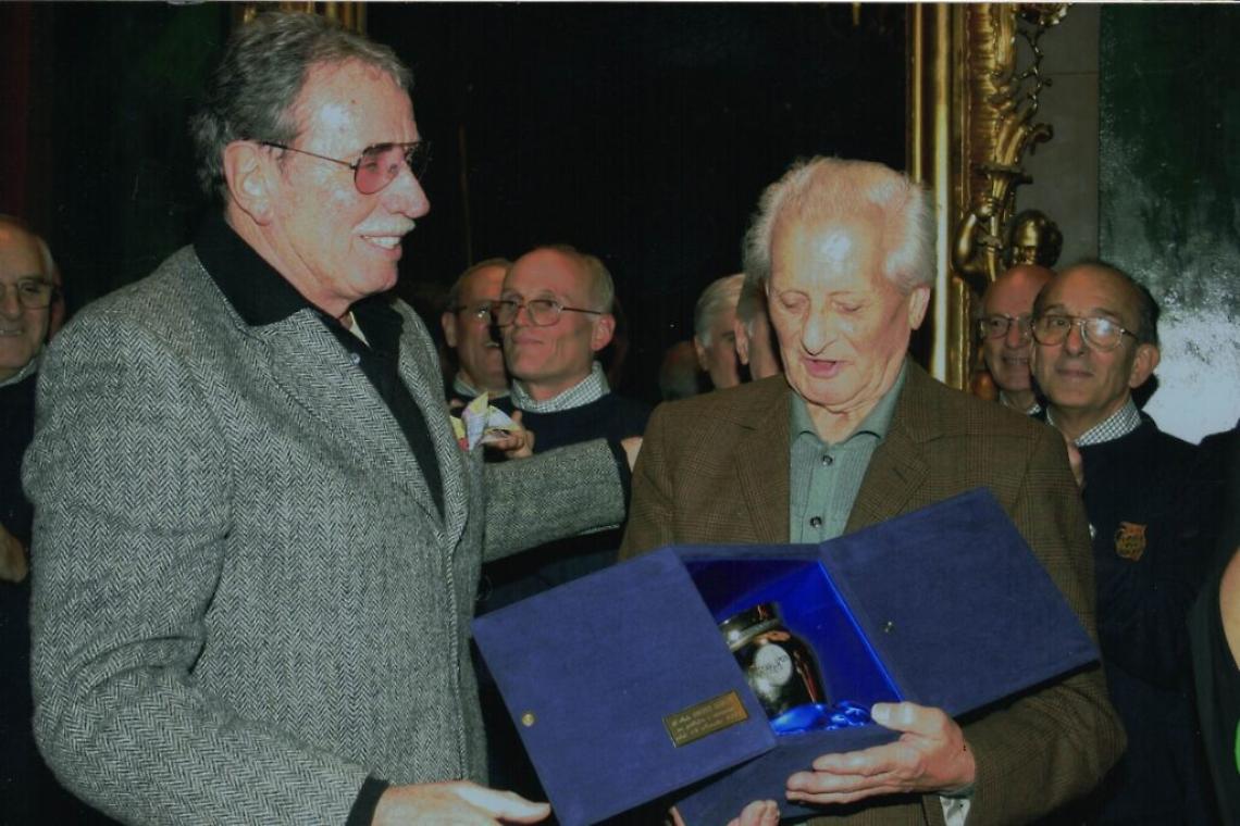Gipo Farassino premiava nel il Maestro Cabiati