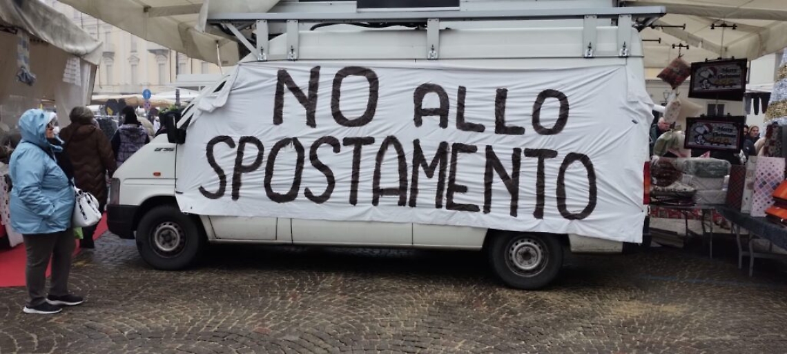 Nuovi striscioni al mercato di Asti