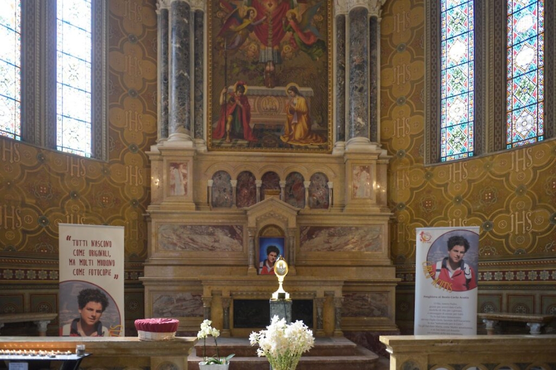 Acutis mostra con reliquia