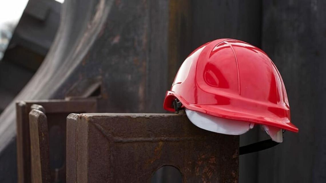 casco protezione sicurezza lavoro metallo costruzioni