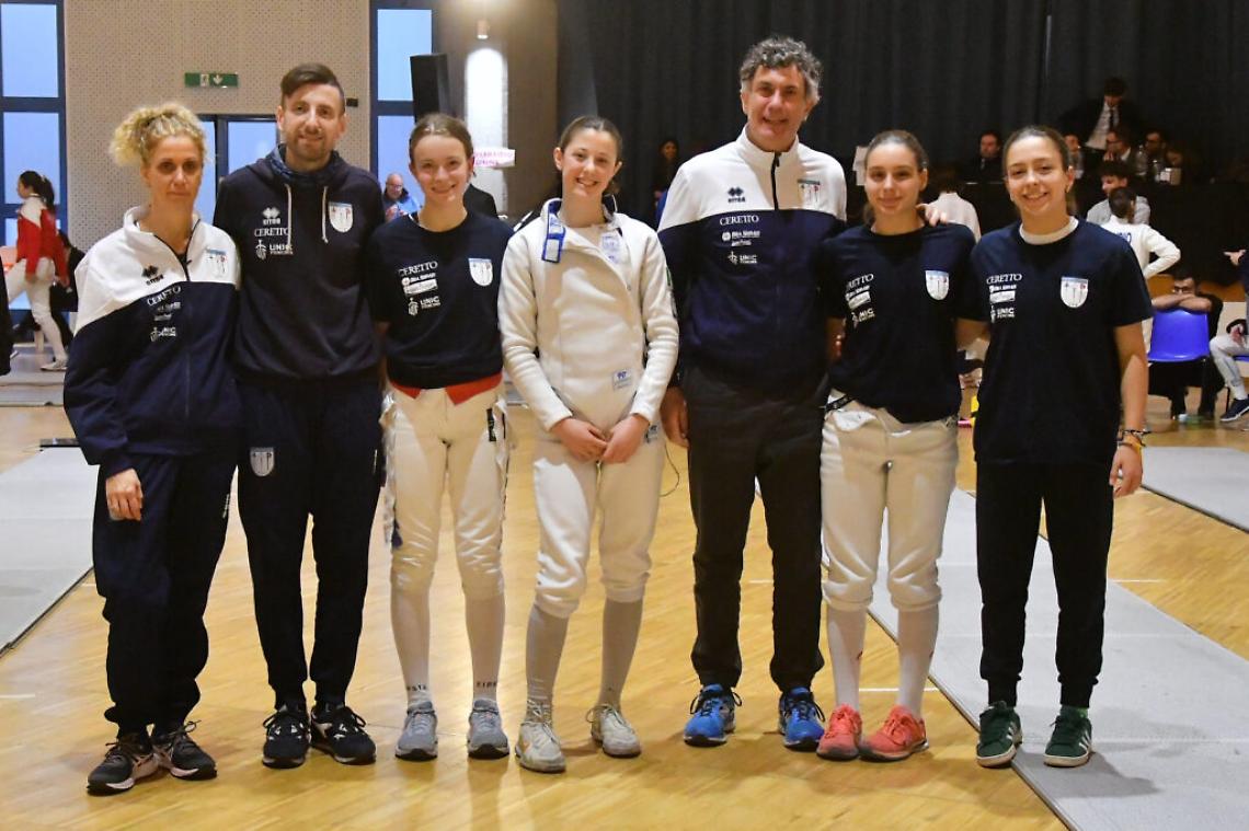 i tecnici Piccardi e Sartoris con la compagine della spada femminile