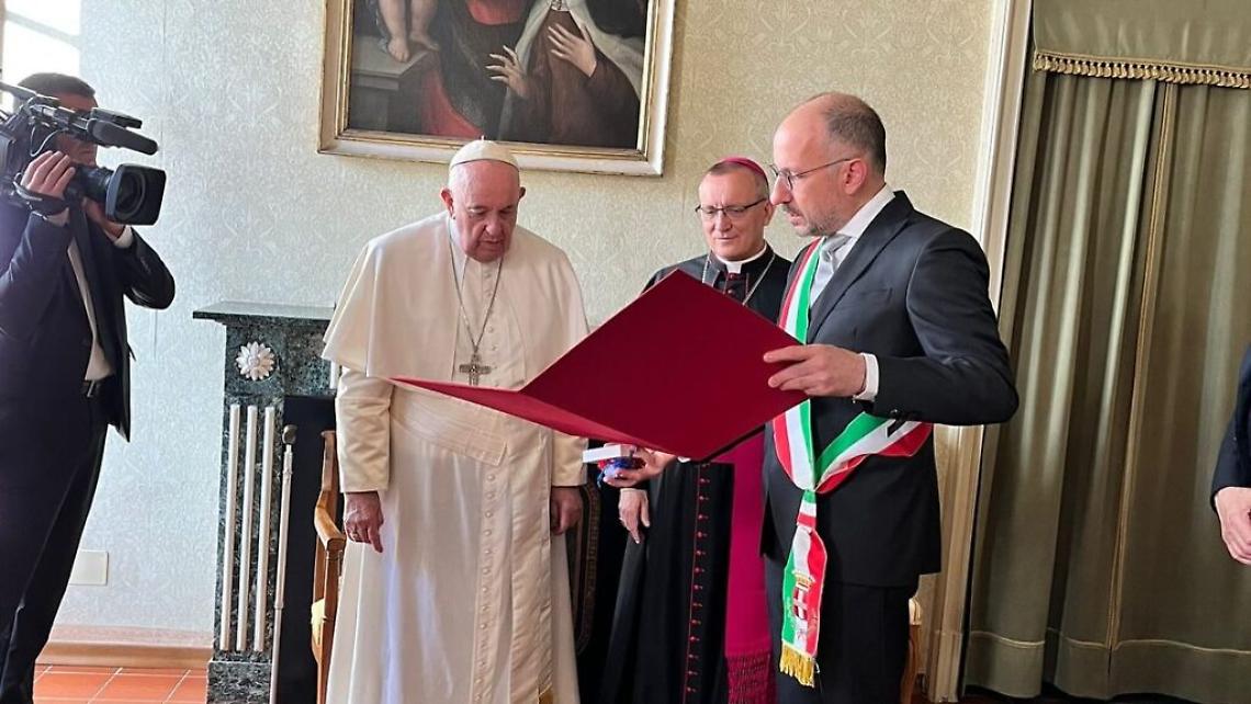 papa francesco e rasero