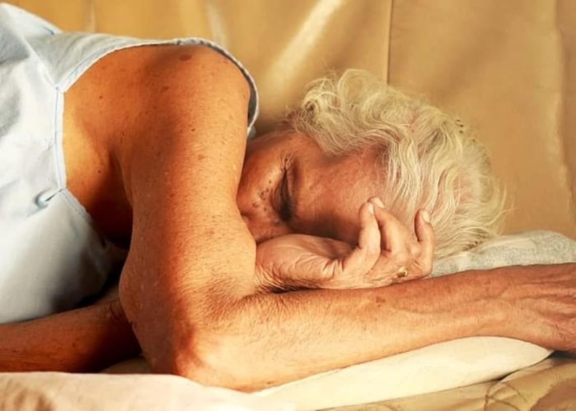 anziana donna divano malata qakccnvvpygizjljkhhmlfplugewexs