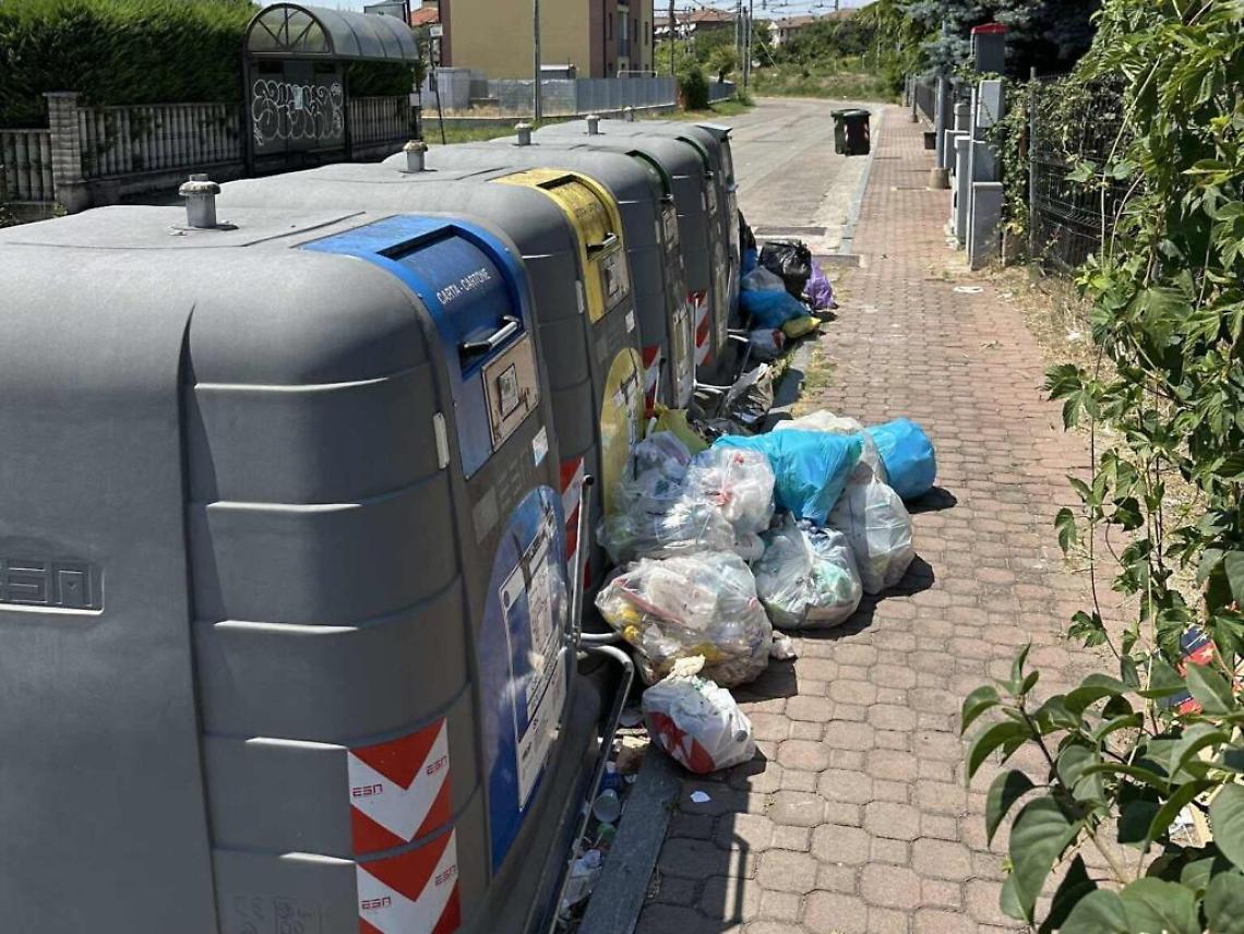 Rifiuti sui marciapiedi a San Fedele
