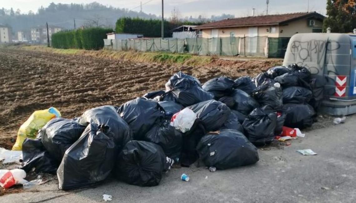immondizia strada Borbore Asti