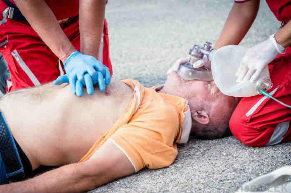 Una manovra di rianimazione da attacco cardiaco