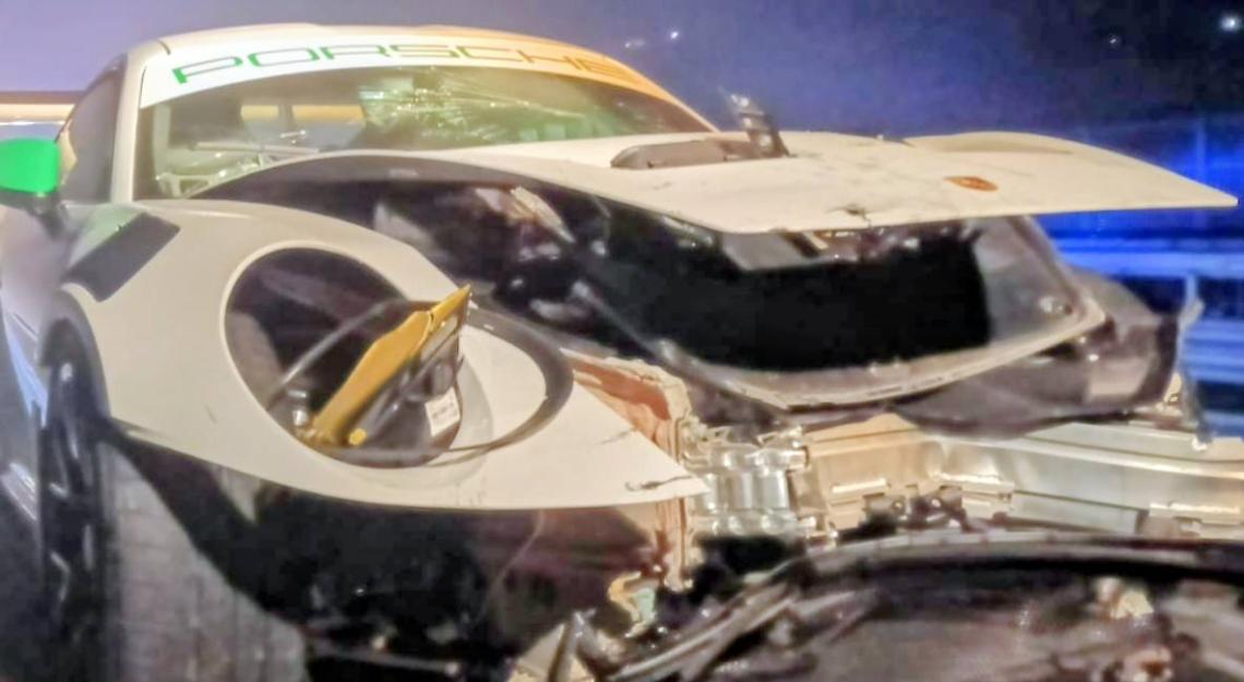 Cosa resta della Porsche che ha tamponato la Fiat 500