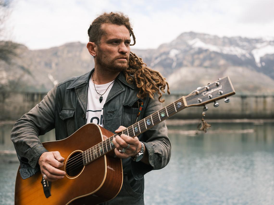 "Un cerchio infinito": Esma racconta i cicli della terra e del cuore