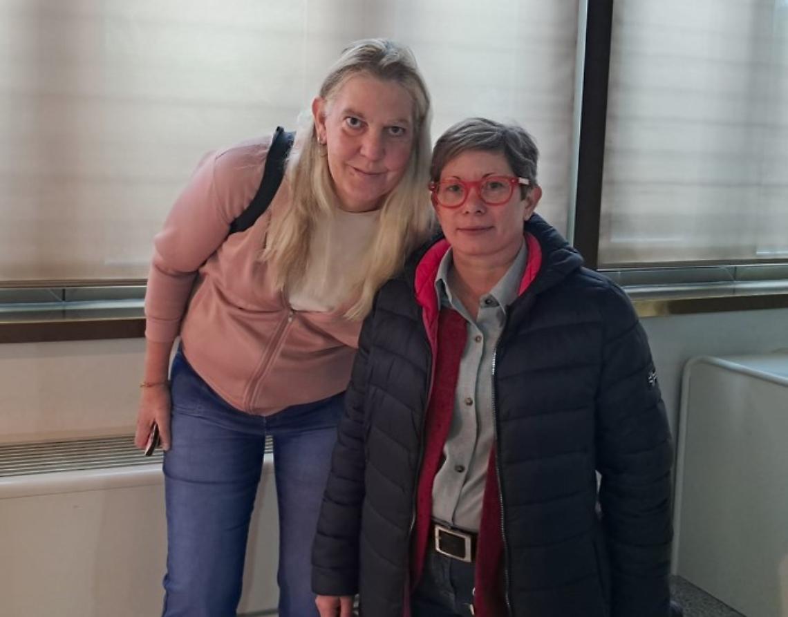 Emanuela e Linda Pines in tribunale dopo uno degli ennesimi rinvii