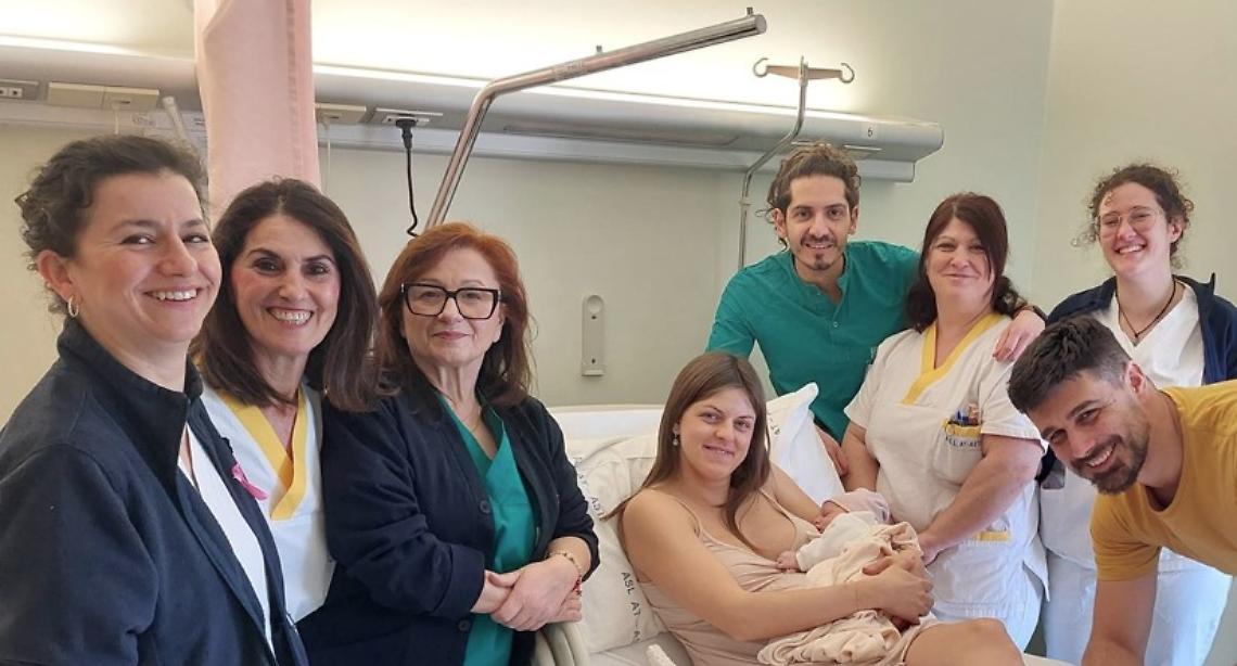 Bianca Erina, prima nata 2026 con i genitori e lo staff di Maternit&agrave;