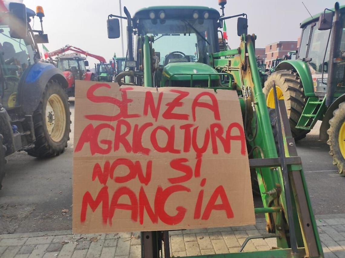 Protesta degli agricoltori con i trattori in piazza ad Asti