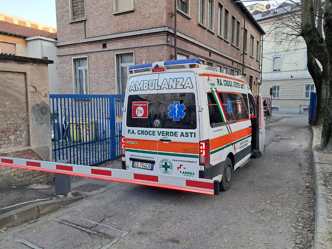 L'ambulanza in partenza subito dopo lo "sblocco" della sbarra