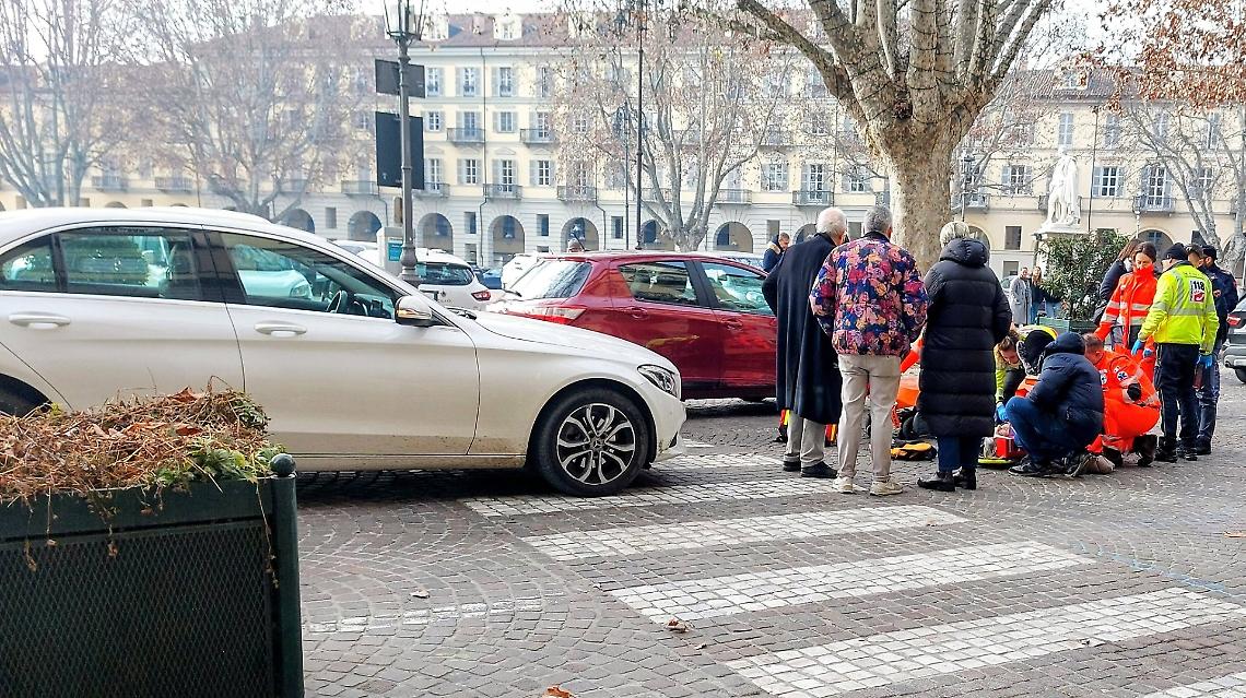 Donna investita in piazza Alfieri