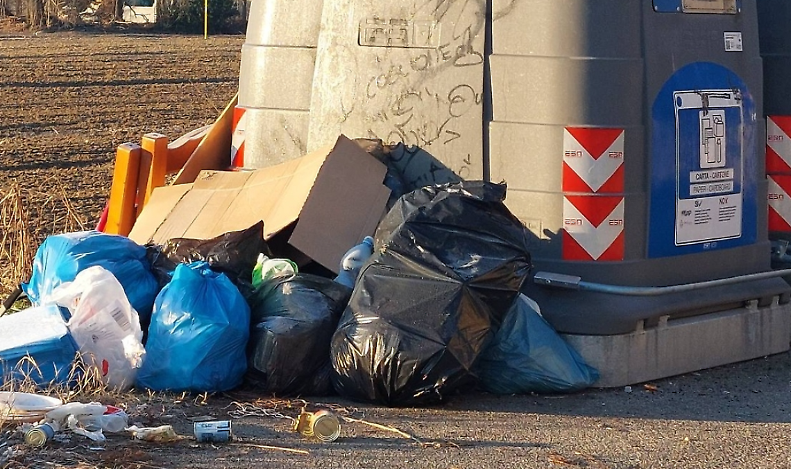Rifuti abbandonati a San Fedele