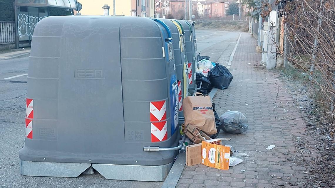 Rifiuti abbandonati nel quartiere San Fedele