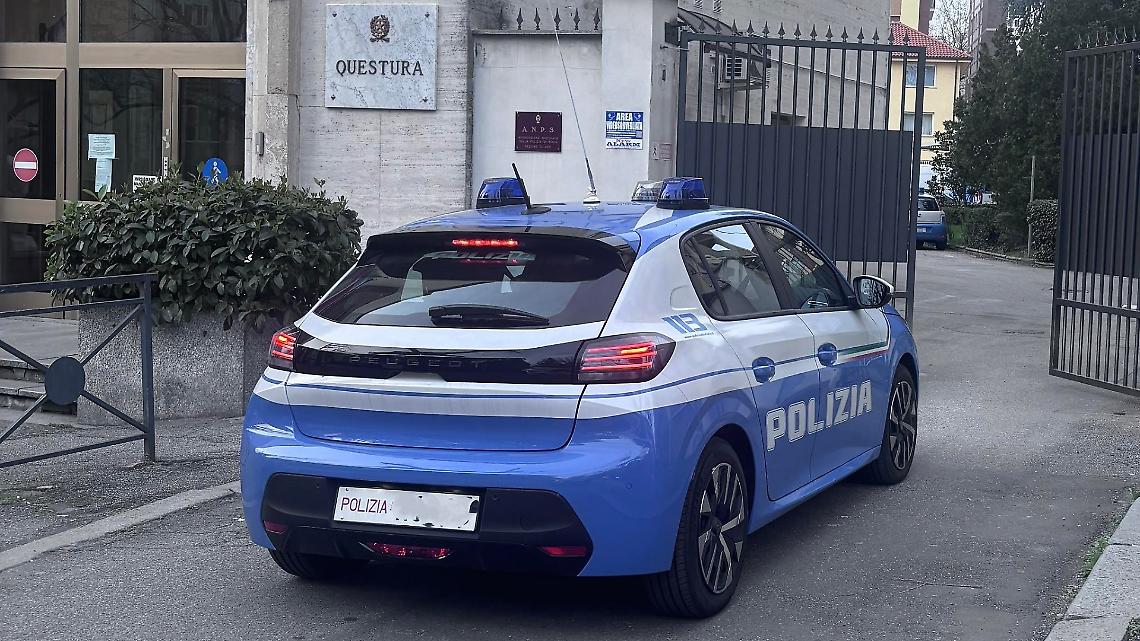 Volante in entrata alla Questura di Asti
