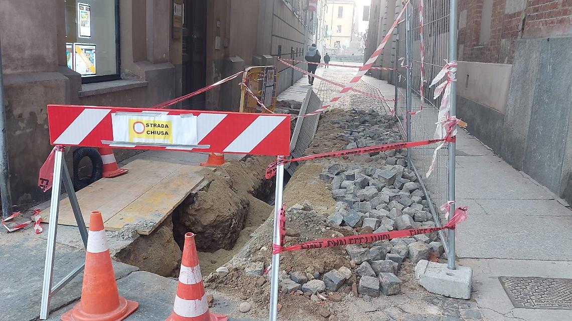 Lo scavo in via Monsignor Rossi per la posa dei sottoservizi