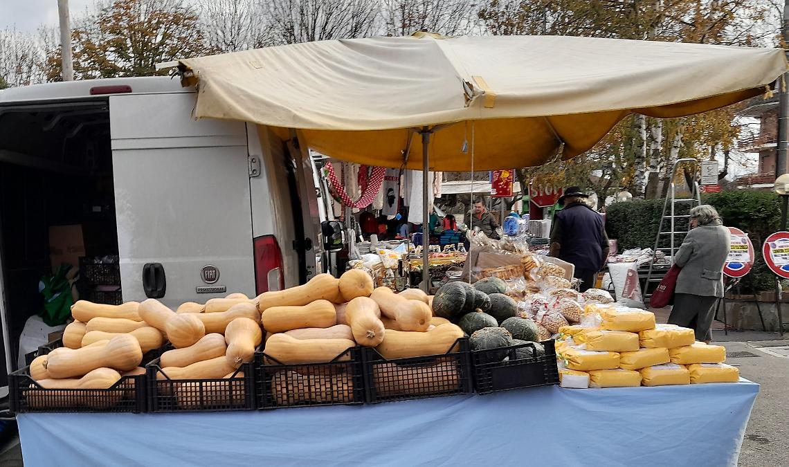 Il mercato del contadino  di Castelnuovo Don Bosco appuntamento fisso nel centro storico