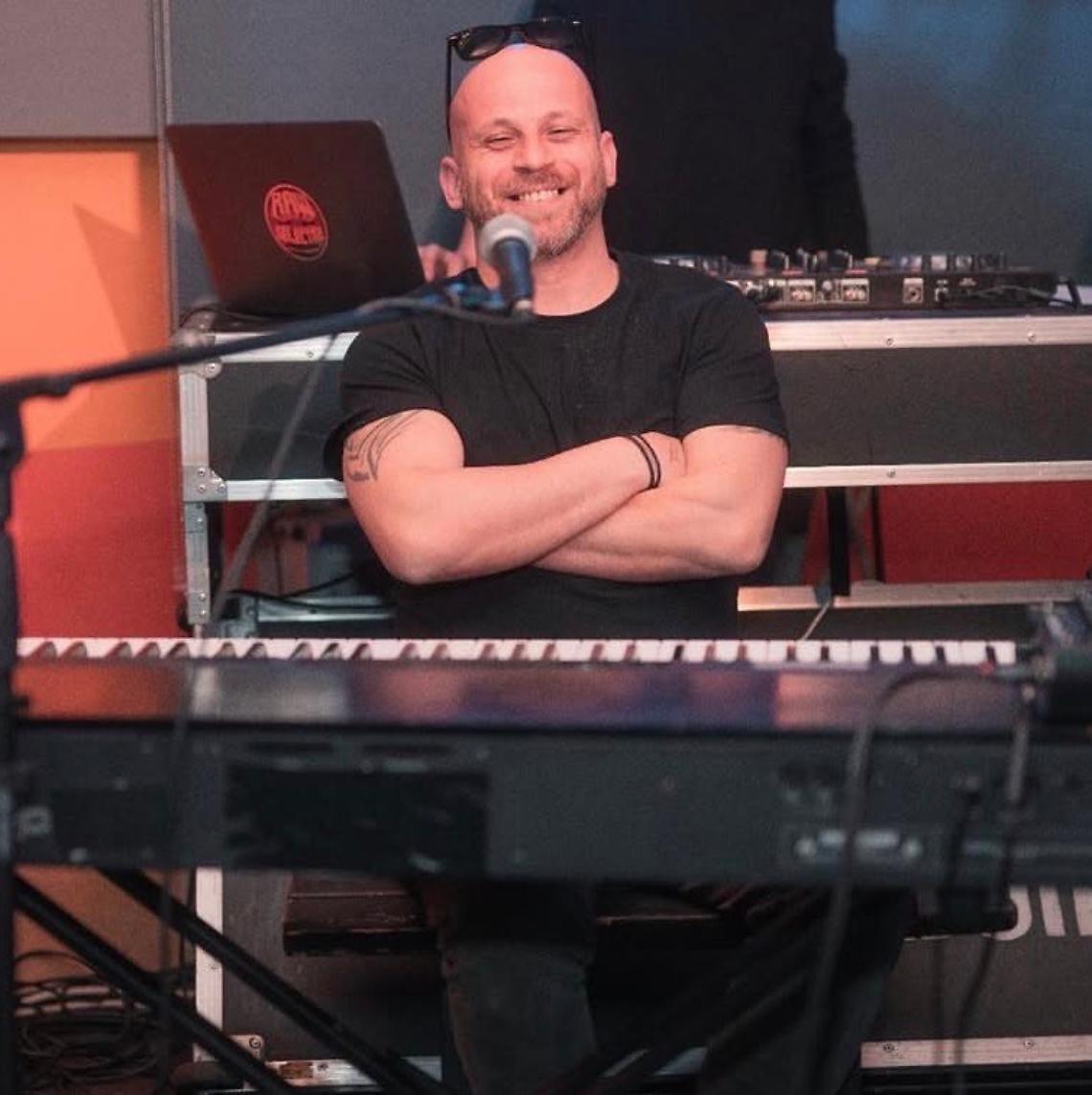 Renato Esposito debutta col romanzo "Ventimila parole": amore, segreti e la ricerca della verit&agrave; in una redazione