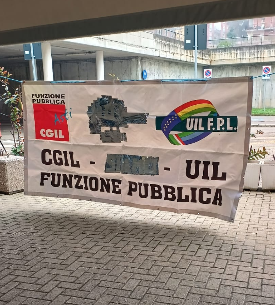 Flash mob davanti al Pronto soccorso, scoppia la polemica sullo striscione "riciclato"