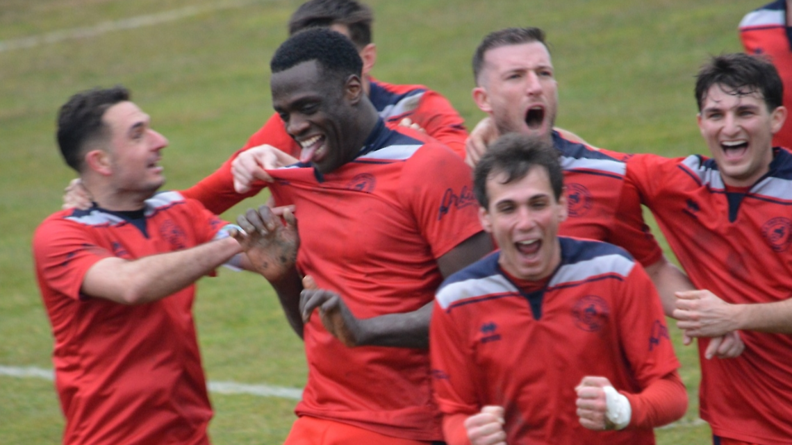 Kankam eroe silenzioso: doppietta dopo il lutto, la Pro Villafranca vince e si stringe come una famiglia