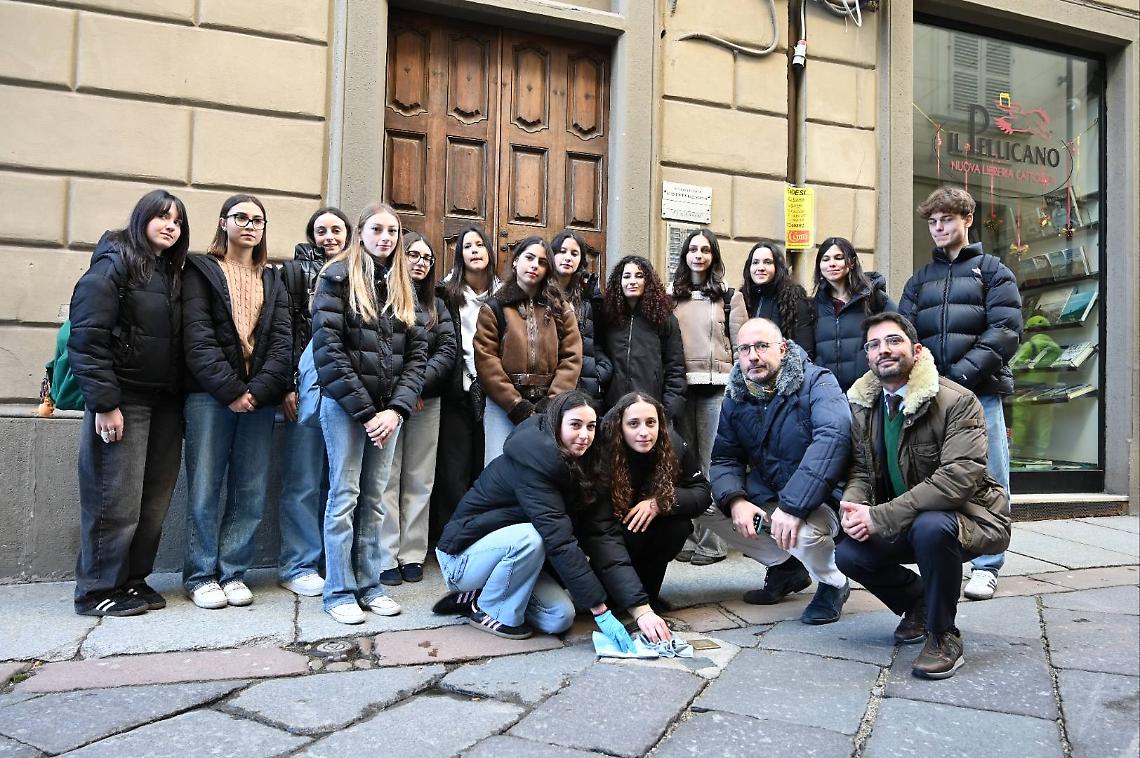 Per il Giorno della Memoria ad Asti gli studenti si prendono cura delle pietre d&rsquo;inciampo