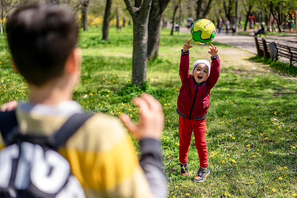 Bambini che giocano nel parco
