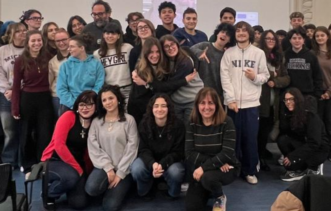 Il regista Giuseppe Piccioni guida gli studenti dentro "Zvan&igrave;", il film su Giovanni Pascoli