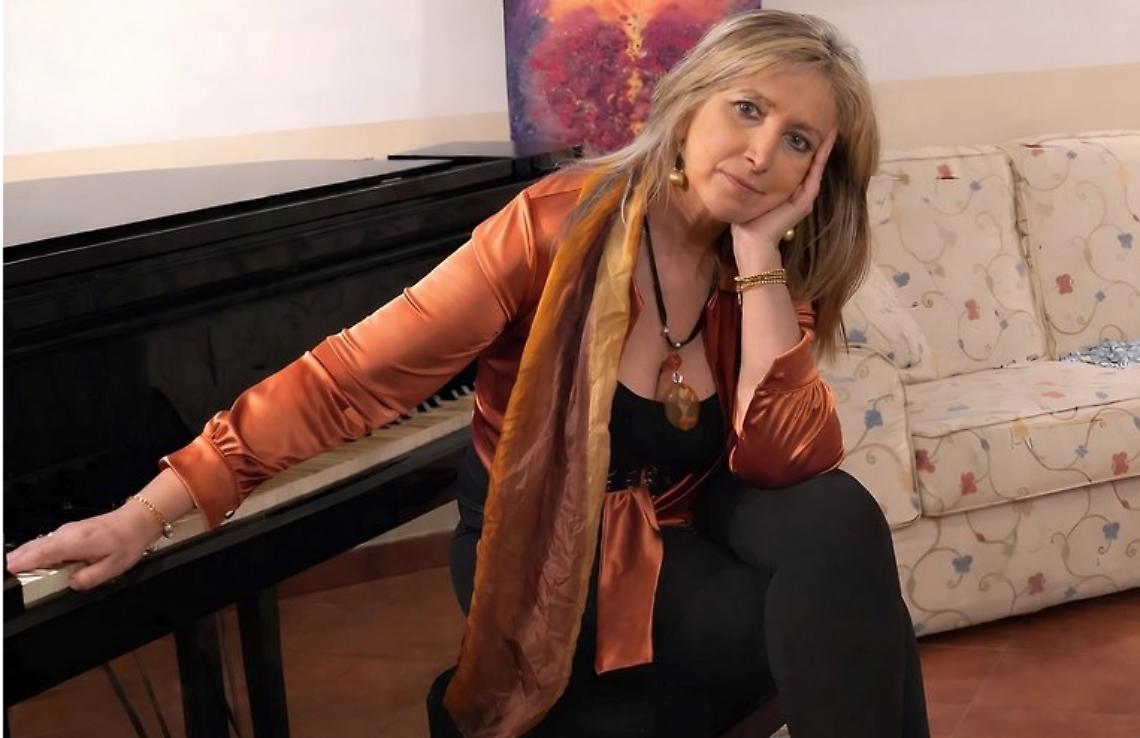 "With hair in the wind": Anna Dari d&agrave; voce alla libert&agrave; negata