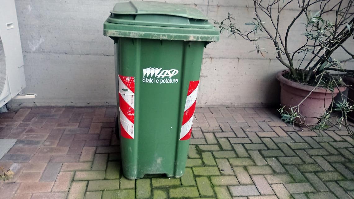 Bidoni verdi, scoppia la polemica sulle lettere del Comune