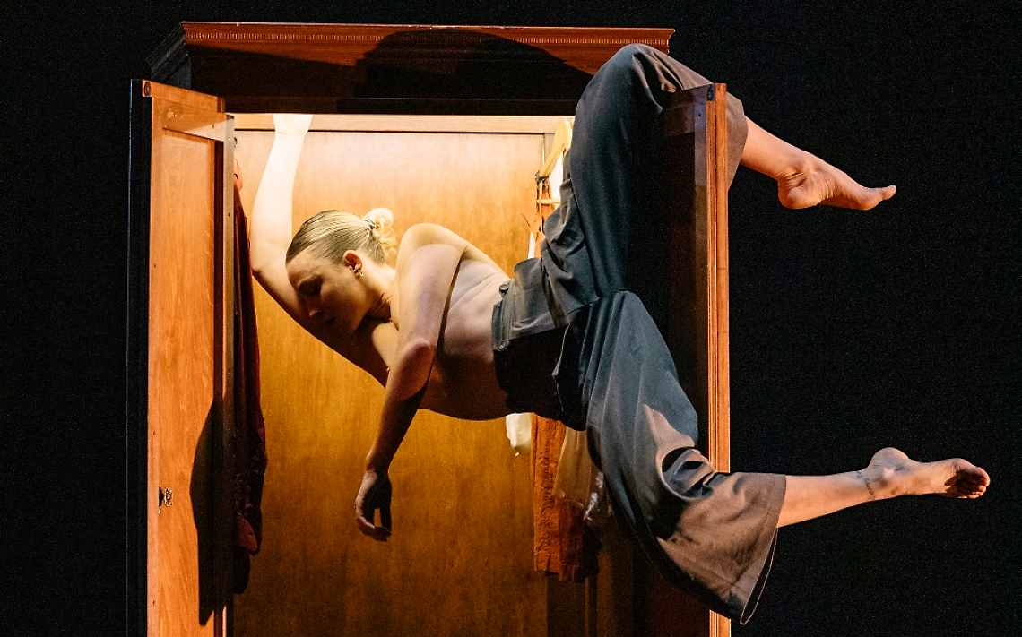 Parte da Asti il tour italiano di &ldquo;Play dead&rdquo; tra acrobazie e teatro fisico