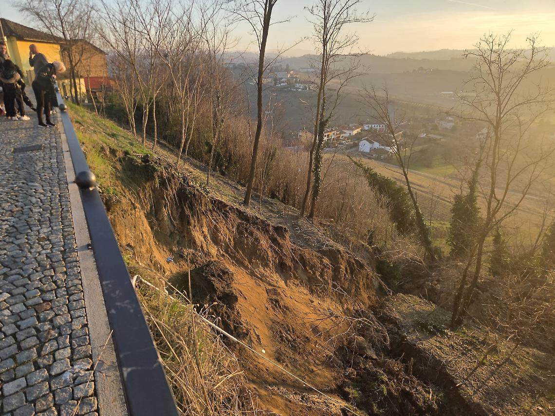 Frana la collina ai piedi del castello di Moasca: nessun ferito ma manca l'acqua nel centro paese