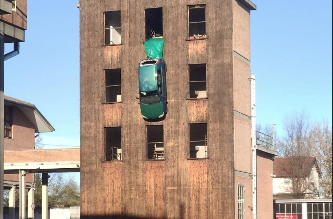 Un'auto appesa in attesa della festa
