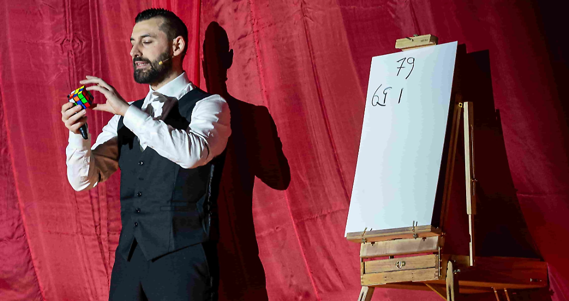 "Prodigi": dal campione di multitasking al genio degli scacchi, ecco le menti straordinarie portate in scena da Vanni De Luca