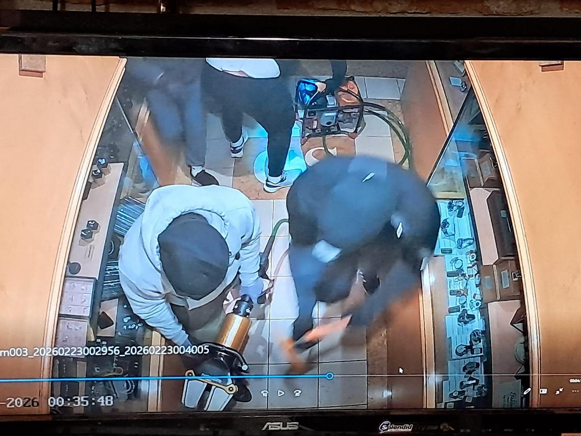 Sventrano la vetrina con le cesoie pneumatiche e svaligiano gioielleria in meno di 4 minuti