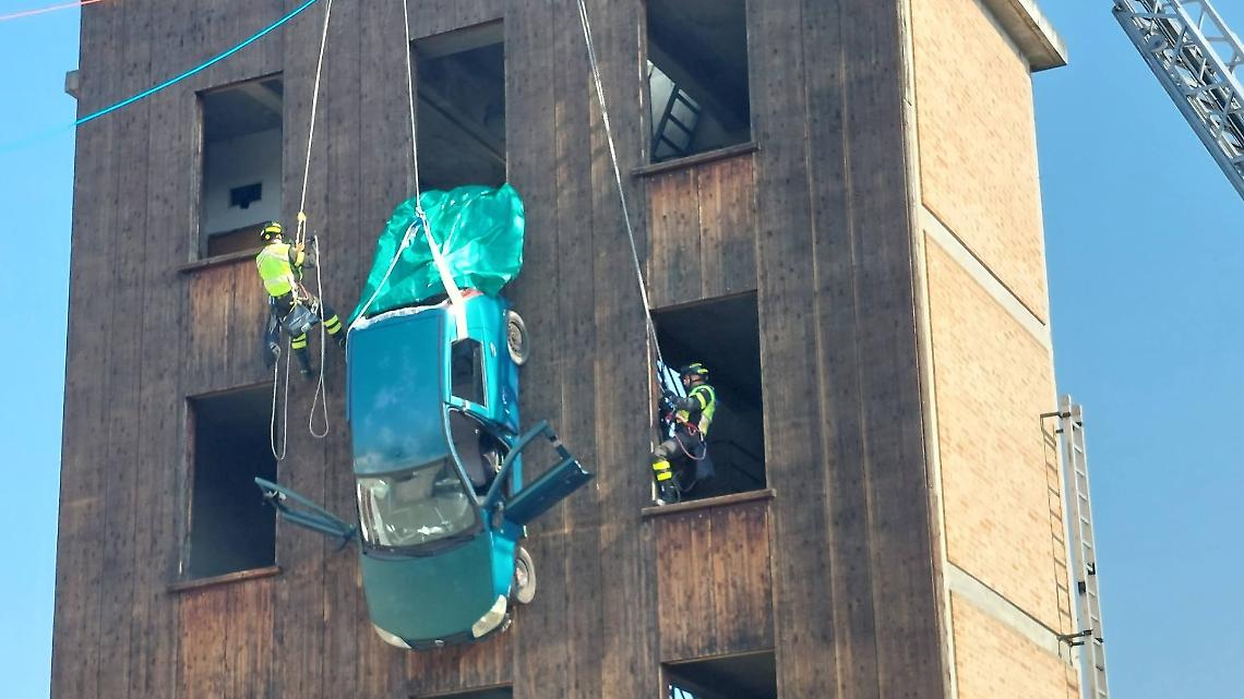 Due Vigili del fuoco salvano un collega colpito da arresto cardiaco in caserma