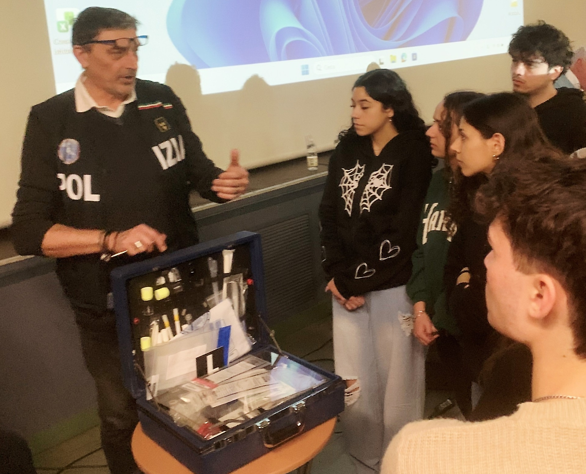 "Sulla scena del crimine": gli studenti del Castigliano hanno incontrato la Polizia Scientifica 