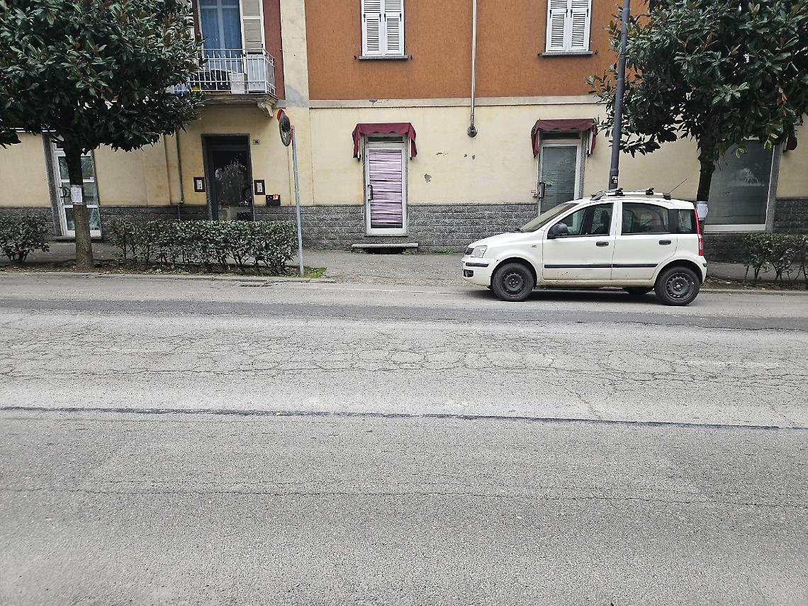 Viale partigiani senza strisce