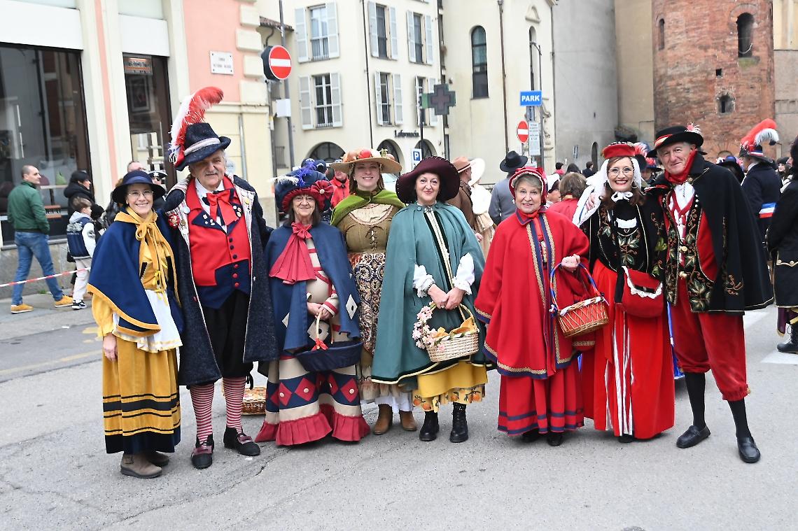 Il Carnevale di Asti sfila con le sue maschere della tradizione insieme a gruppi internazionali
