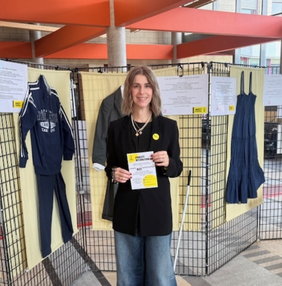 "Com&rsquo;eri vestita?": capi e storie per sfatare lo stereotipo che l&rsquo;abbigliamento giustifichi la violenza