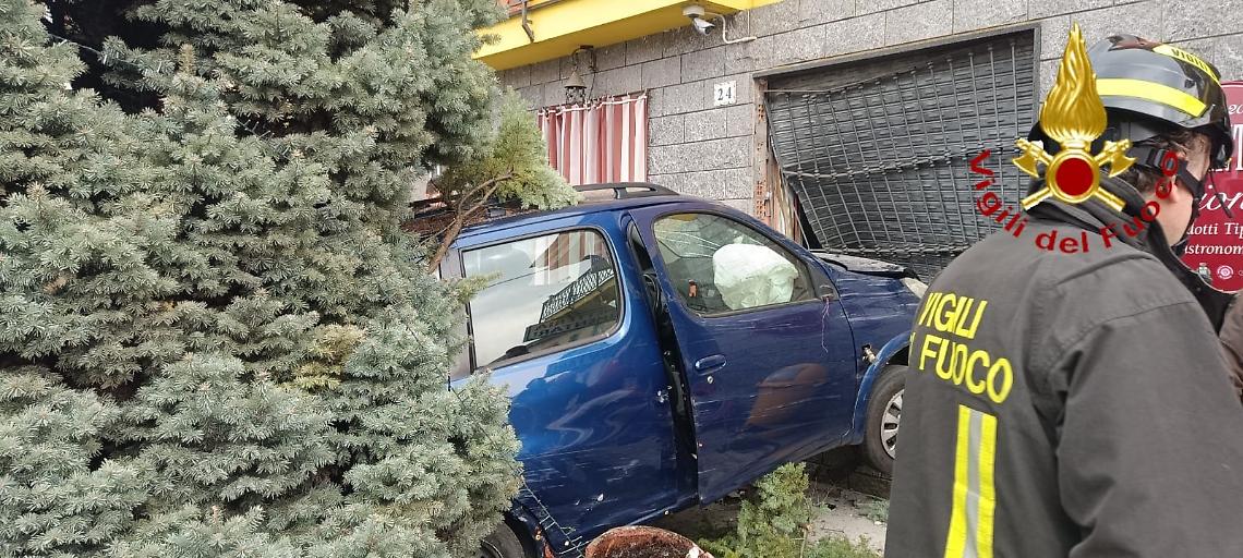 Auto esce di strada e finisce contro il muro di una casa