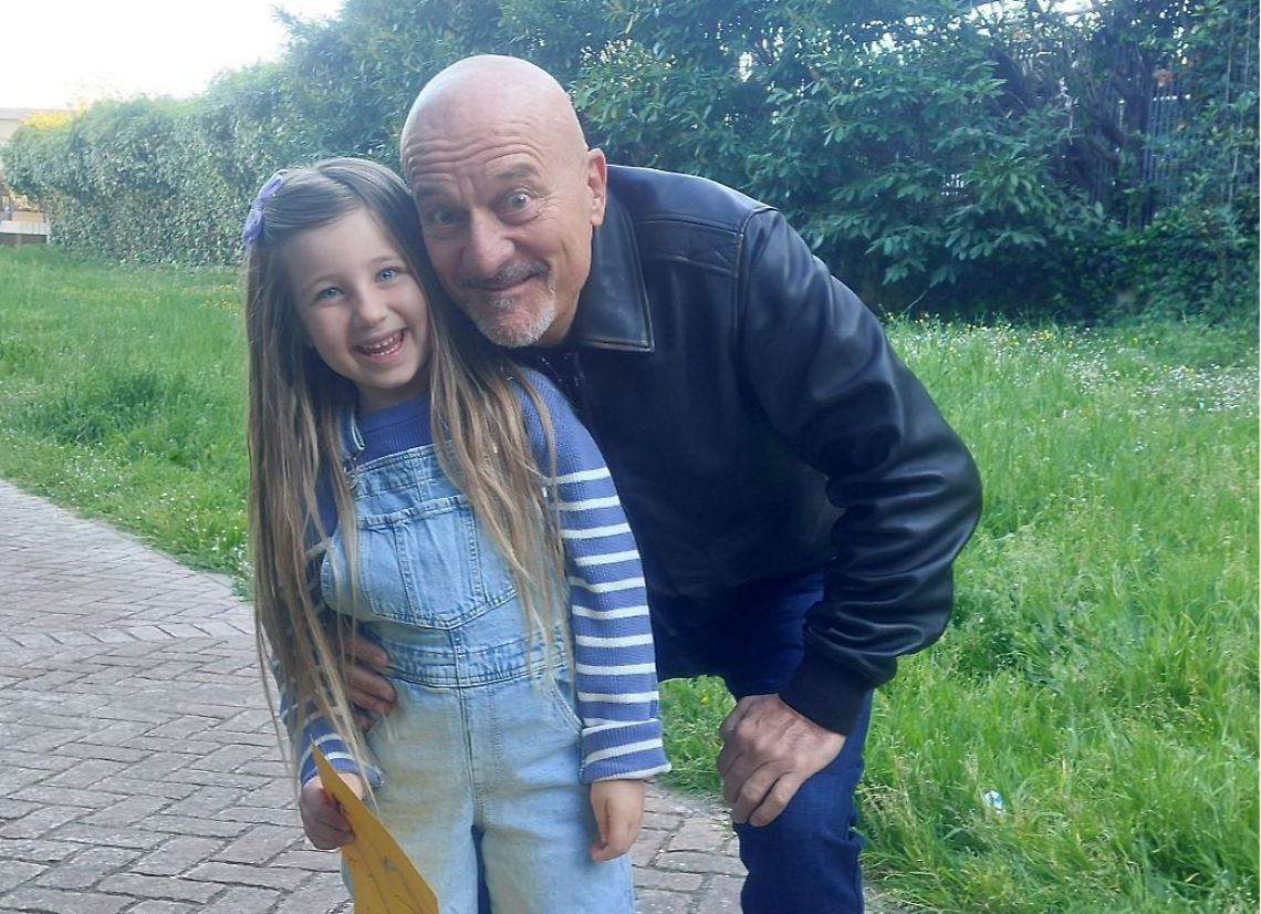 La piccola Isabelle a fianco di Claudio Bisio nella fiction "Uno sbirro in Appennino"