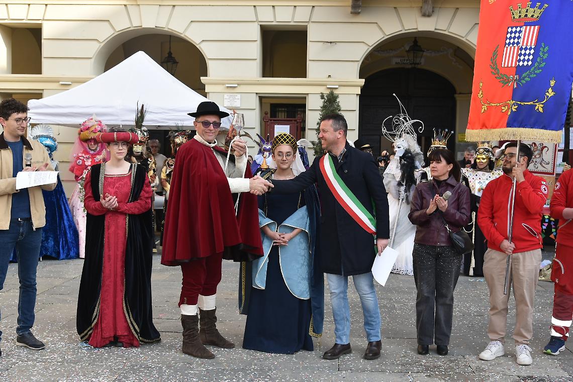 Il carnevale di San Damiano incorona Damianin e festeggia per le vie della citt&agrave;