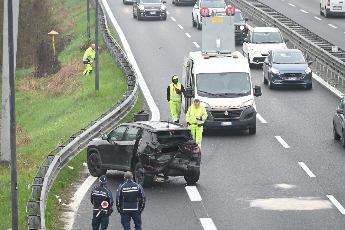 Furgone tampona Suv allo svincolo della Boana