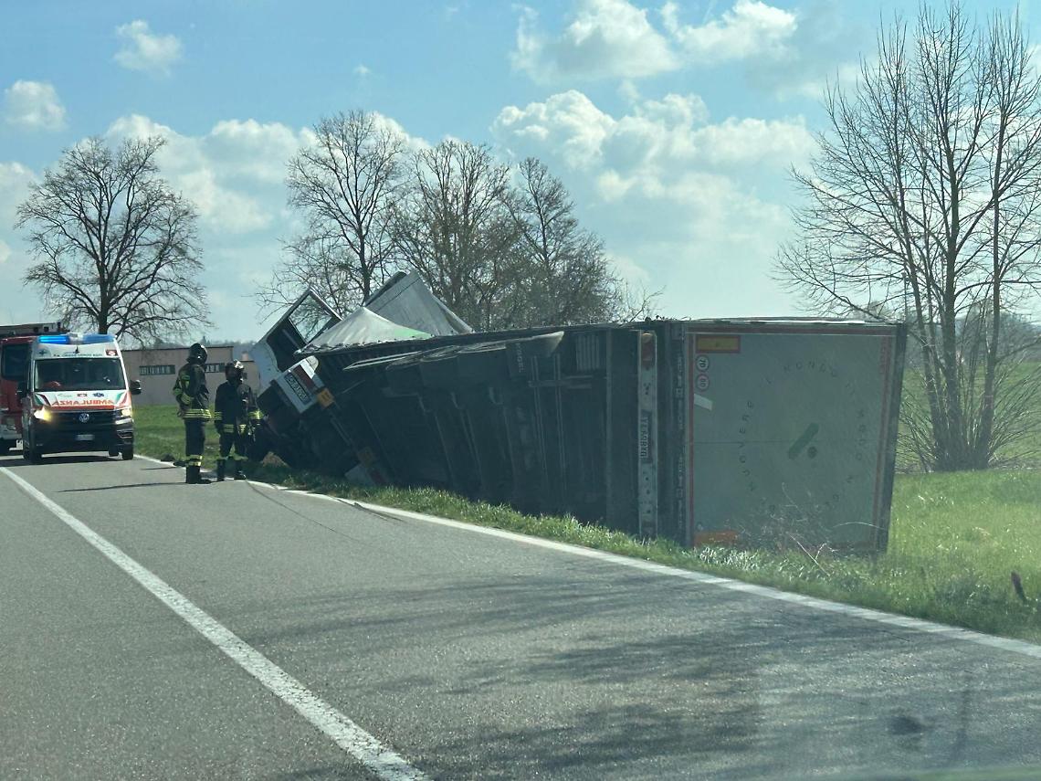 Tir si ribalta nel fosso e disperde un intero carico di vernici