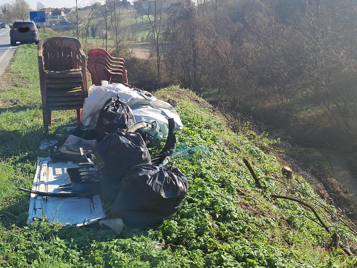 Lo "svuotino" di primavera finisce sul ciglio della strada