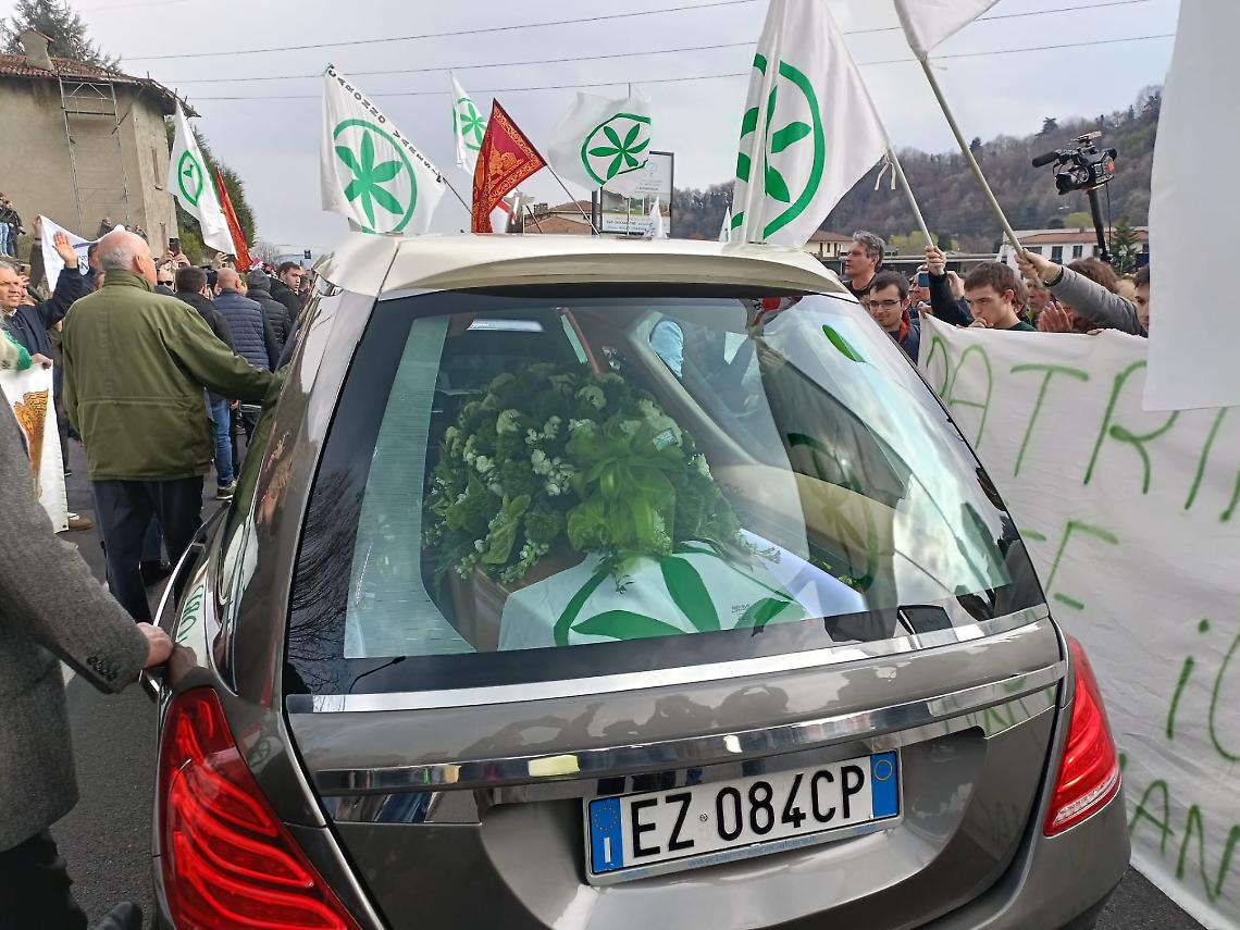 Morte di Umberto Bossi: il funerale a Pontida &egrave; stato un salto indietro di 30 anni